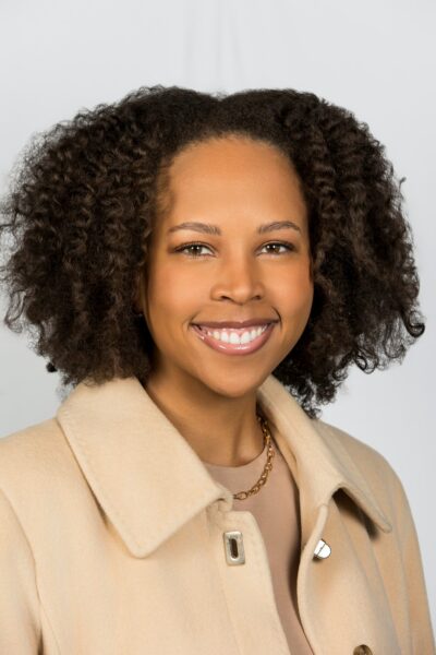 Taylor Delahoussaye – Head Shot